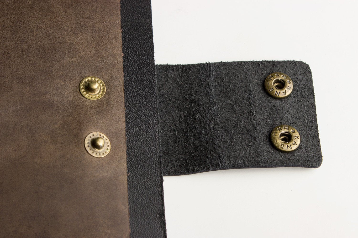 leather card case – cowhide two toned | dropsona - neutral - close-up detail