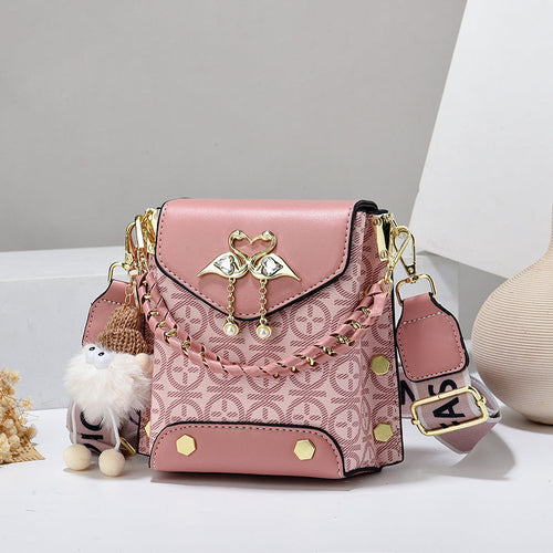 fashionable crossbody flip cover bag – ster number of | dropsona - neutral - close-up detail
