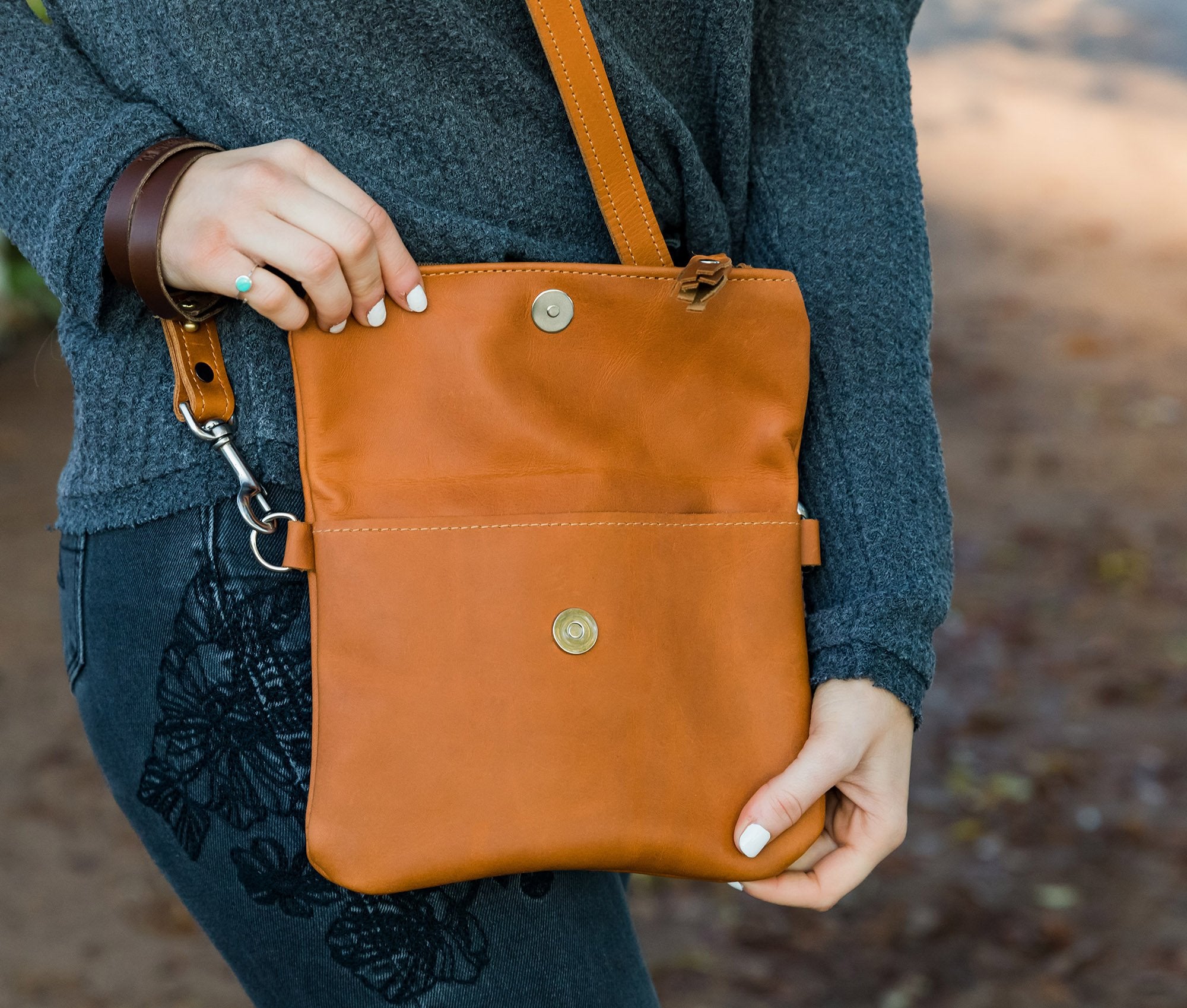 foldover crossbody clutch – our clu | dropsona - neutral - size reference