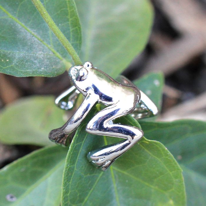 316l stainless steel tree frog fake cartilage ear cuff | dropsona - neutral - front view