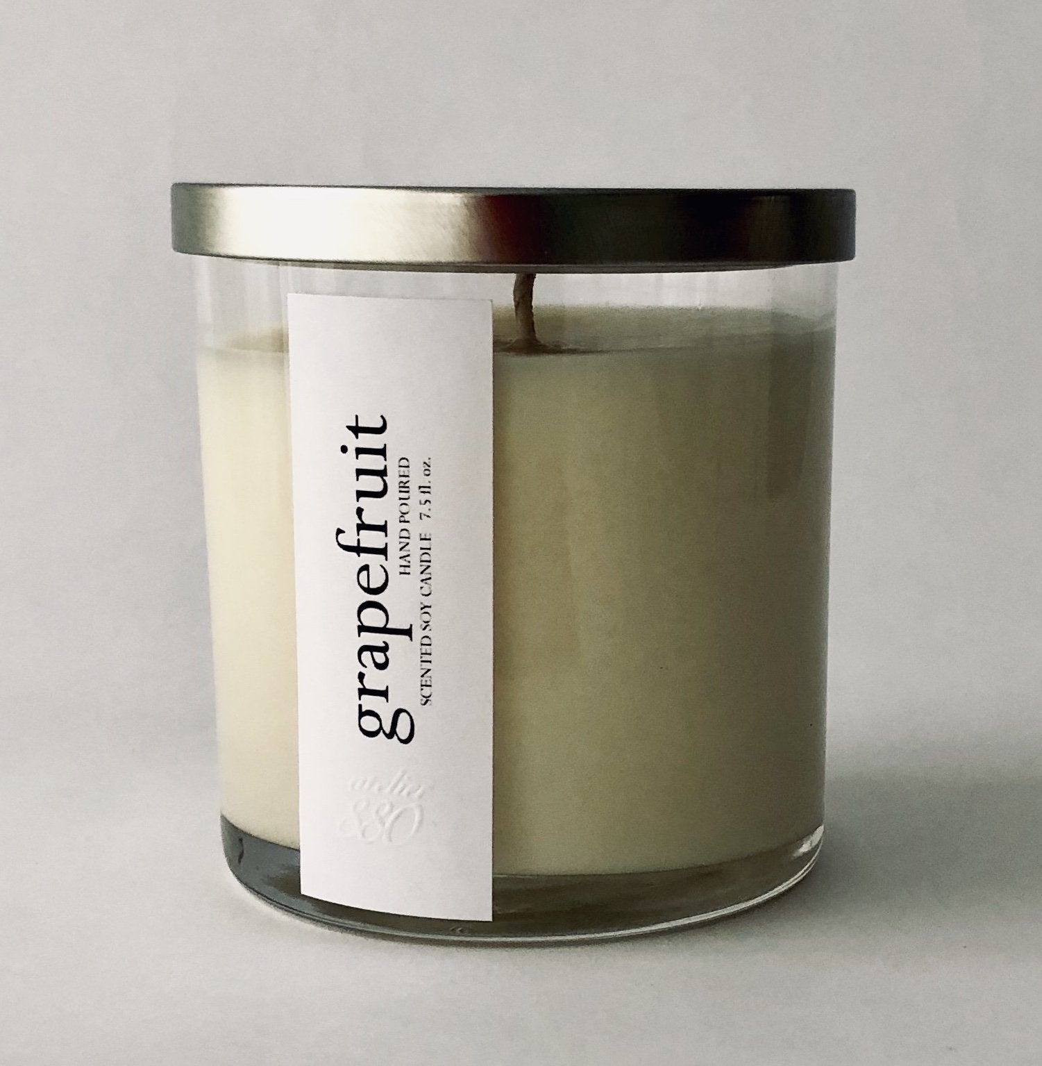 grapefruit scented candle – grapefruit, orange and lim | dropsona - neutral - front view