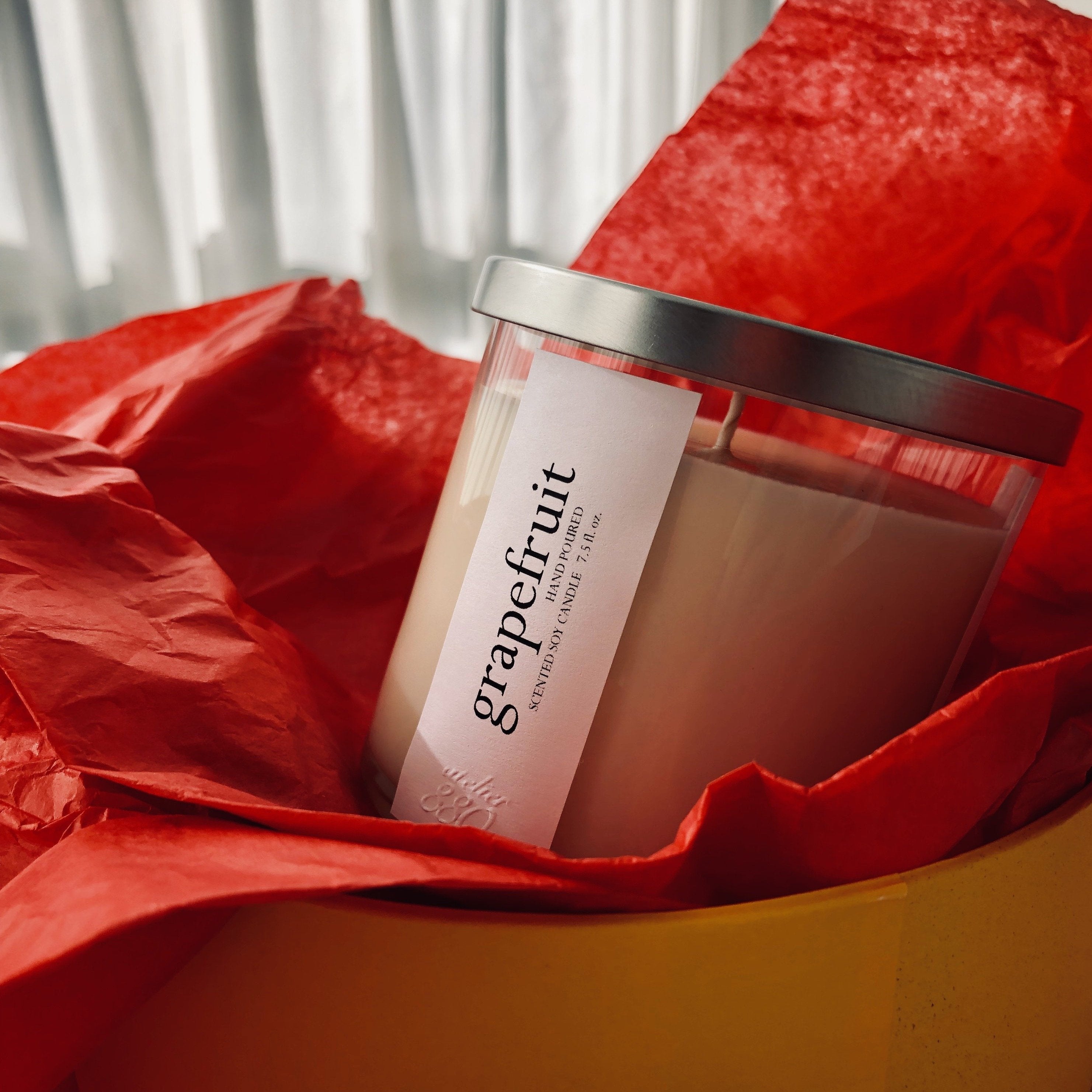 grapefruit scented candle – grapefruit, orange and lim | dropsona - neutral - close-up detail