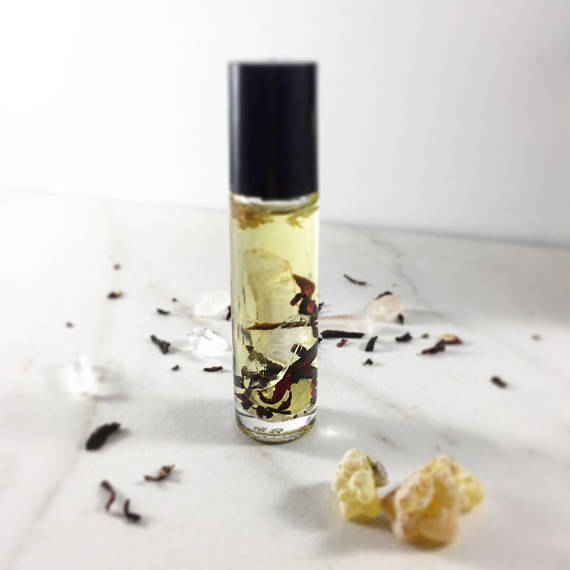 essential oil blend with crystals frankincense – limit | dropsona - neutral - close-up detail