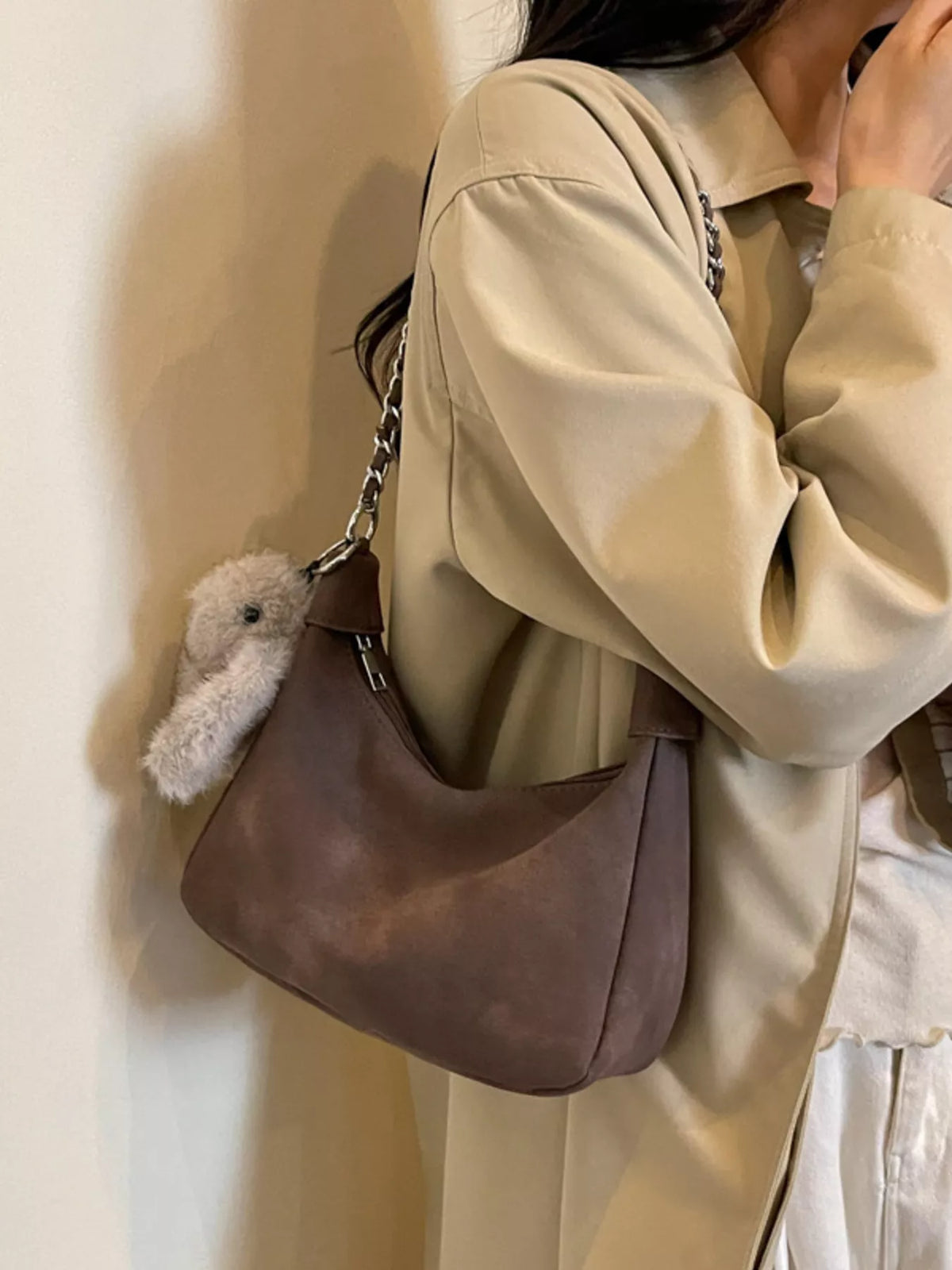 chain strap shoulder bag – stylish sling | dropsona - neutral - close-up detail