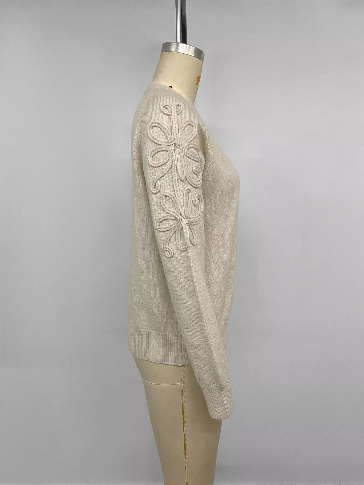floral raglan sleeve sweater – applique | dropsona - neutral - usage example