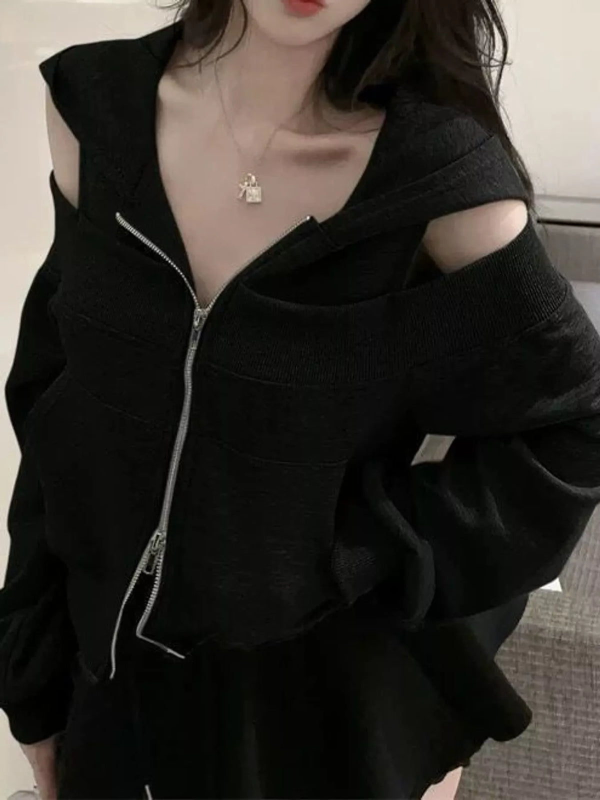 cold shoulder zip-up hoodie – zipper,cutout fit | dropsona - neutral - close-up detail