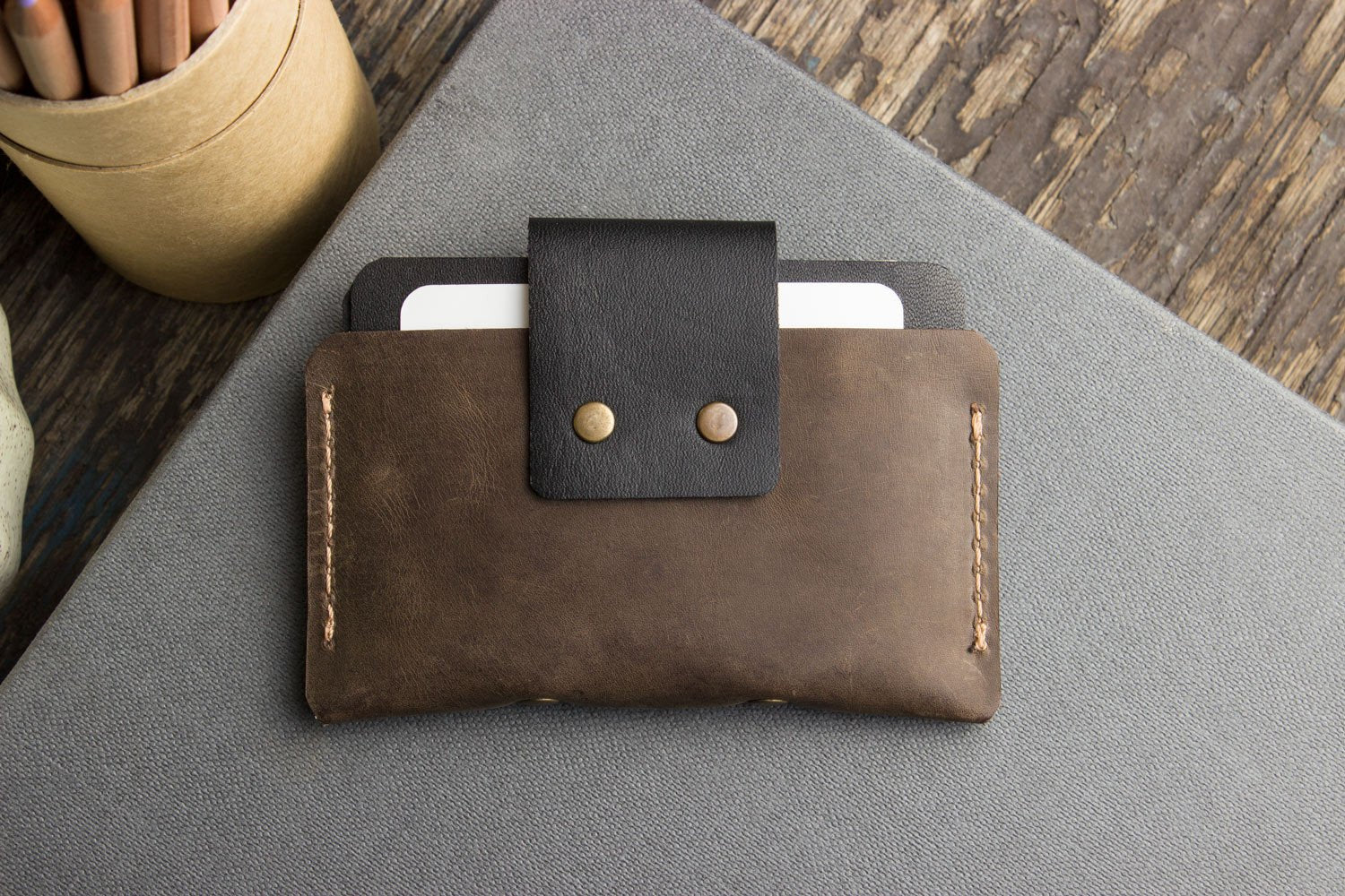 leather card case – cowhide two toned | dropsona - neutral - close-up detail