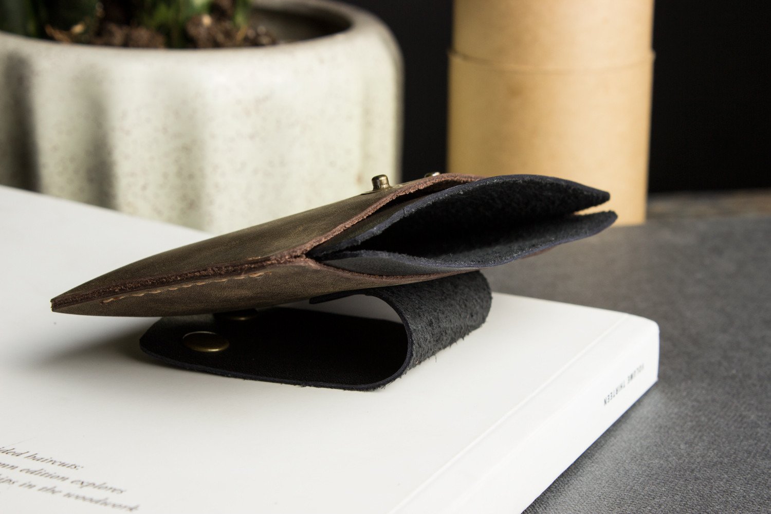 leather card case – cowhide two toned | dropsona - neutral - usage example