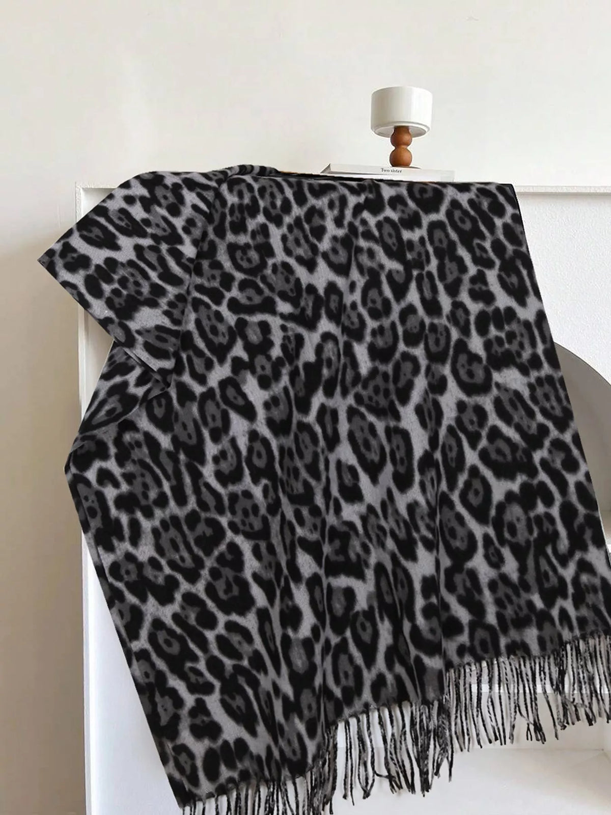 leopard fringe scarf – filadelfia | dropsona polyester fiber - neutral - usage example