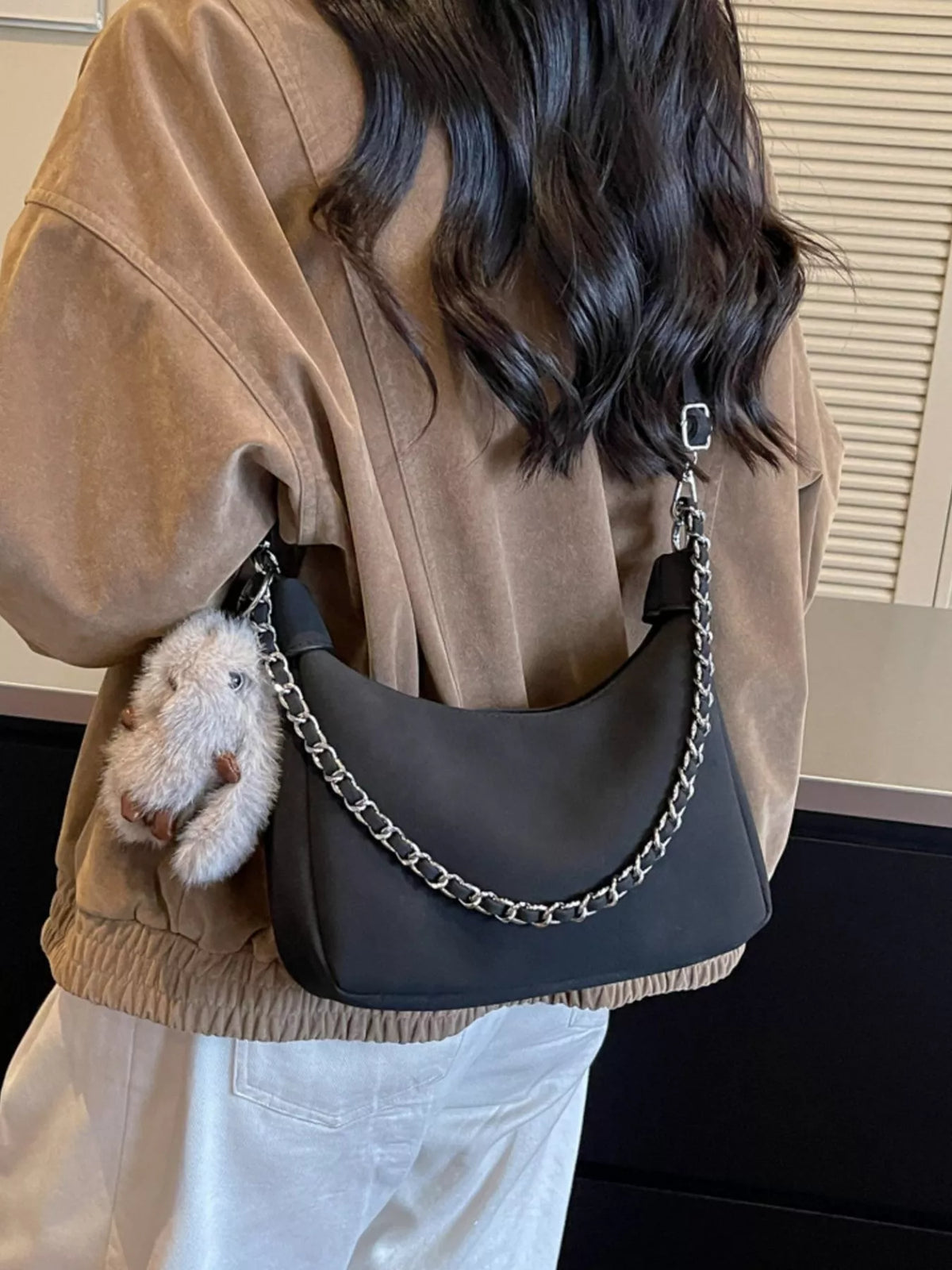 chain strap shoulder bag – stylish sling | dropsona - neutral - close-up detail