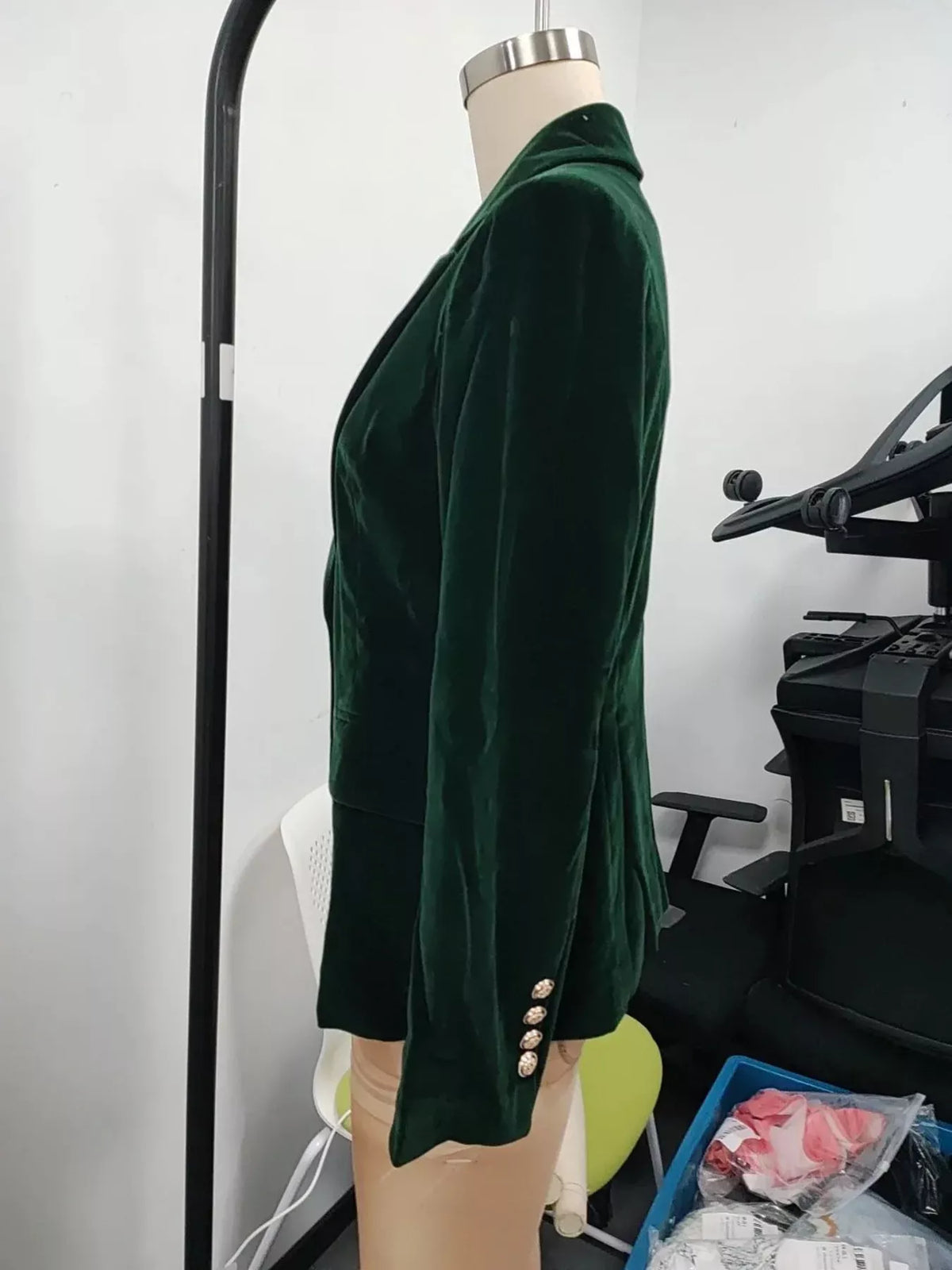 velvet single-button blazer – buttoned | dropsona - neutral - usage example
