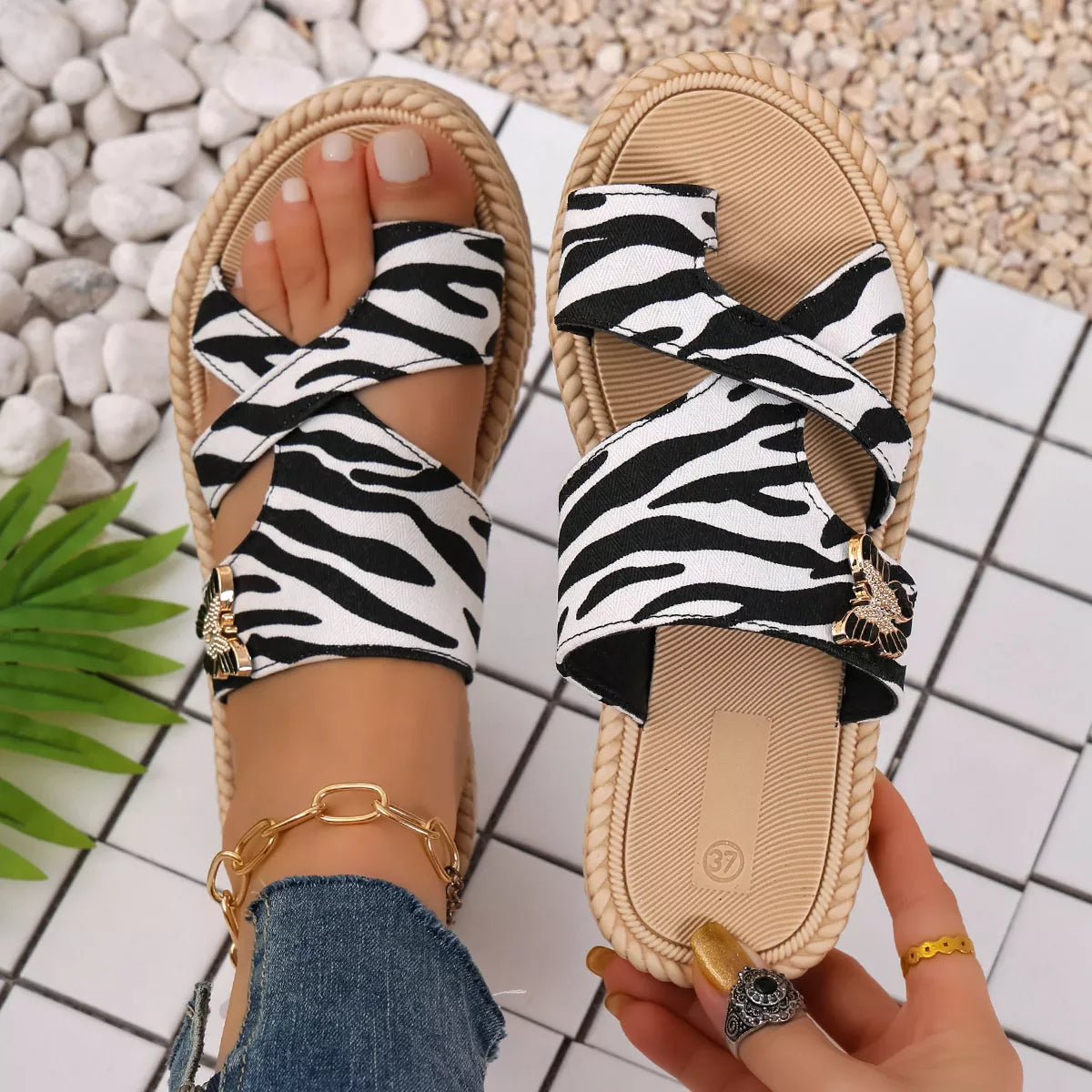 toe loop flats sandals – modern steps | dropsona - neutral - material texture