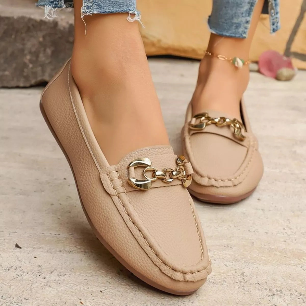 round toe slip-ons – classy ballet flats | dropsona - neutral - close-up detail