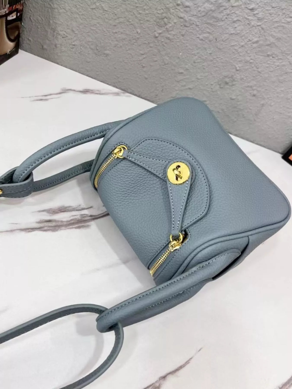 gold-tone hardware leather crossbody bag | dropsona - neutral - material texture