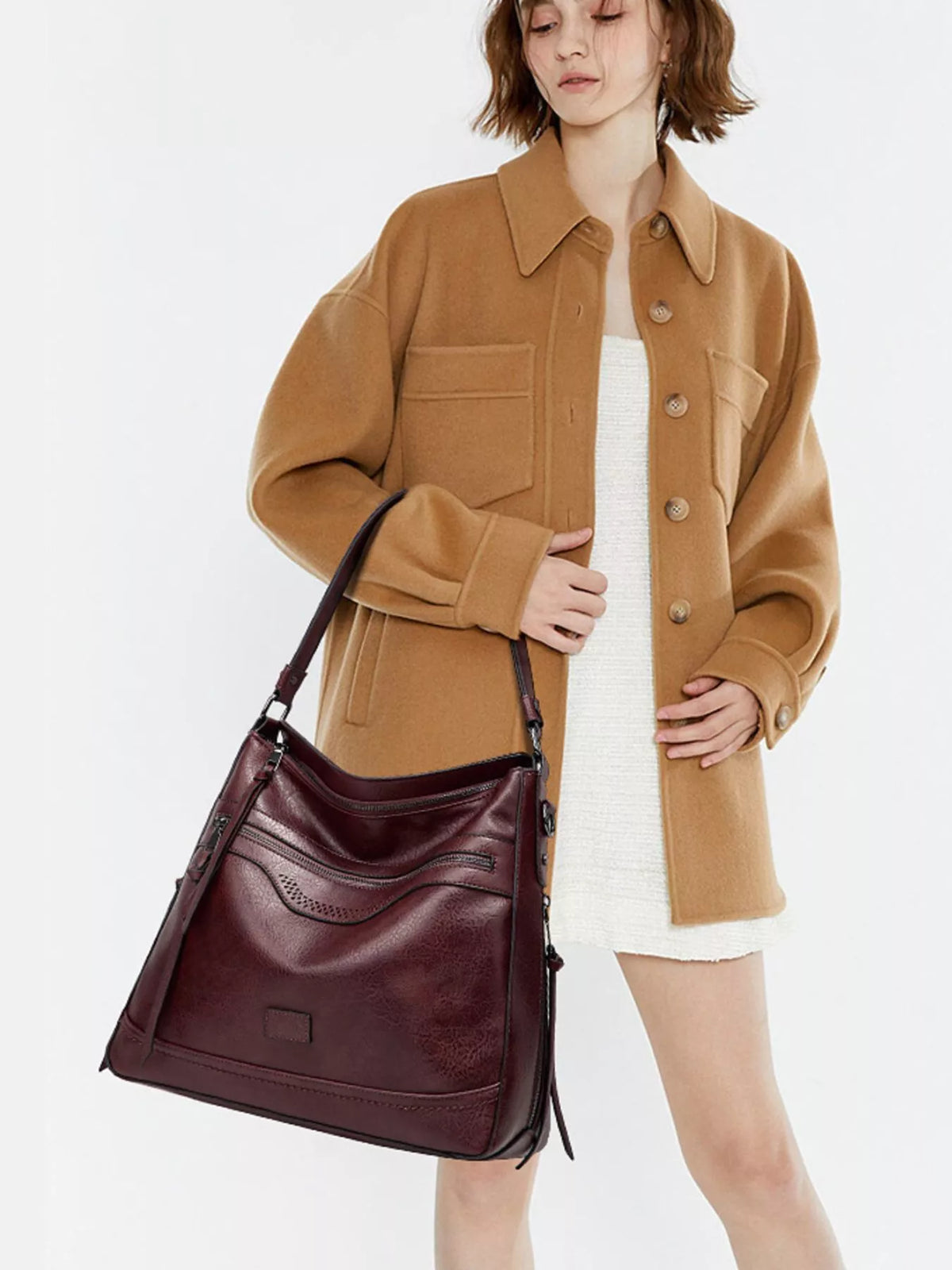 multi-pockets leather handbag – trendy trunks | dropsona - neutral - close-up detail