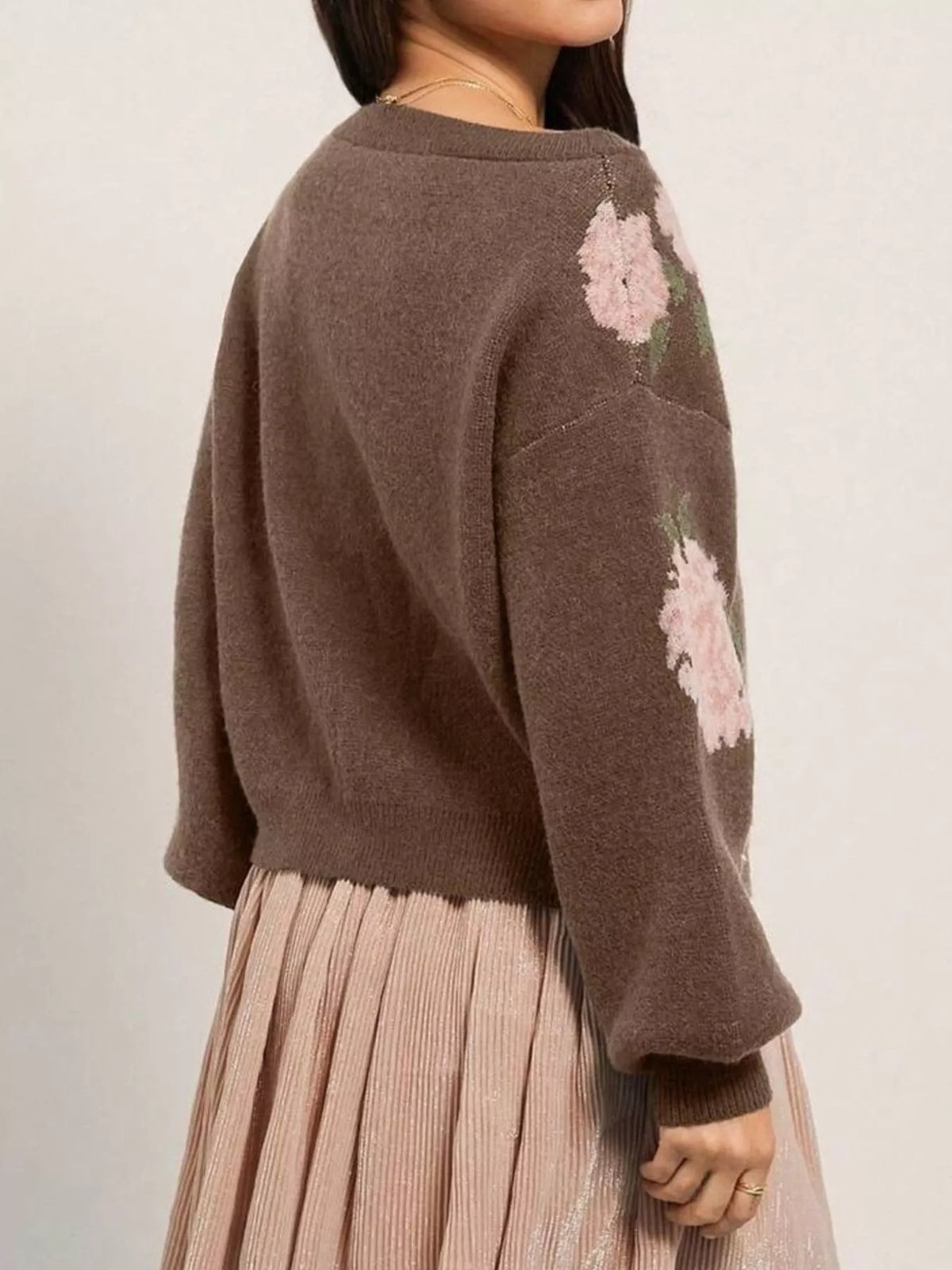 floral pattern dropped shoulder sweater – basic style | dropsona - neutral - close-up detail