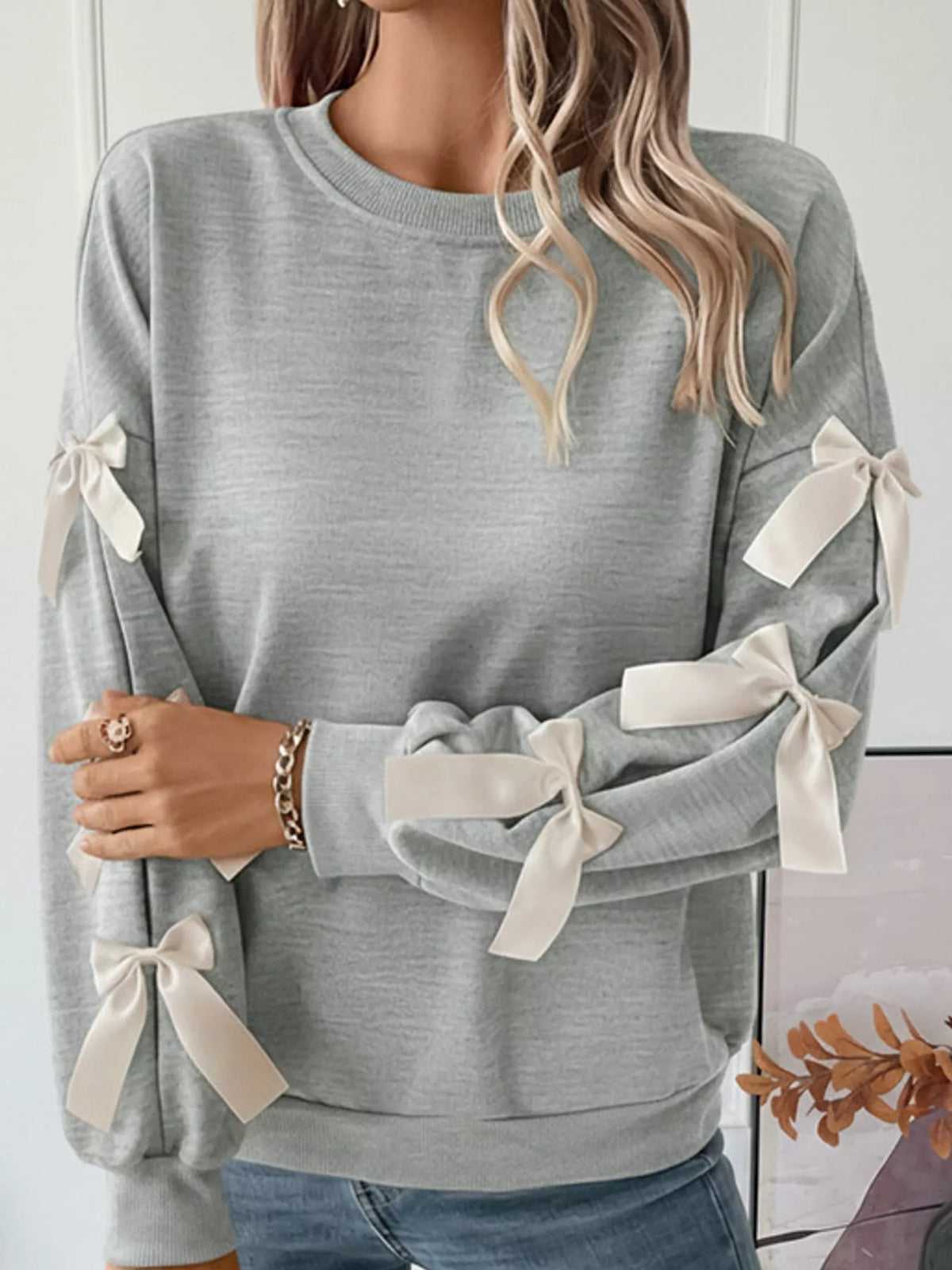 crew neck sweatshirt with decorative bow | dropsona - neutral - close-up detail