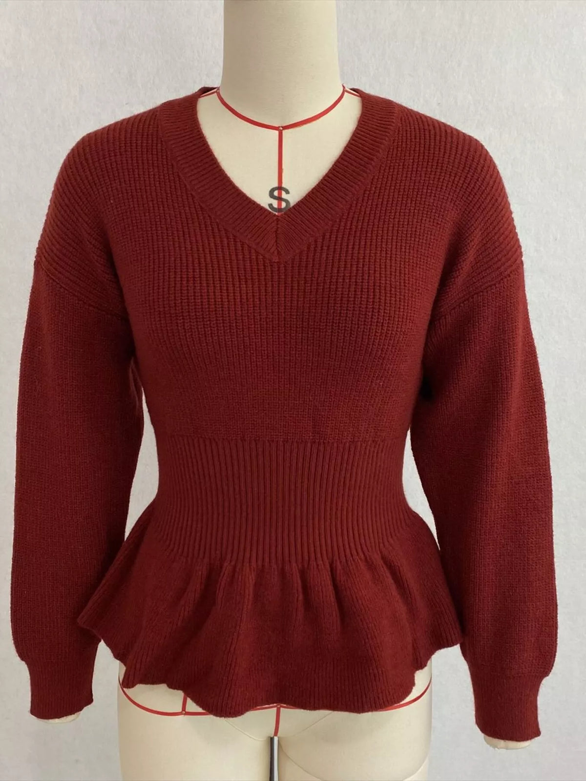 v-neck peplum hem ribbed knit top – | dropsona - neutral - close-up detail