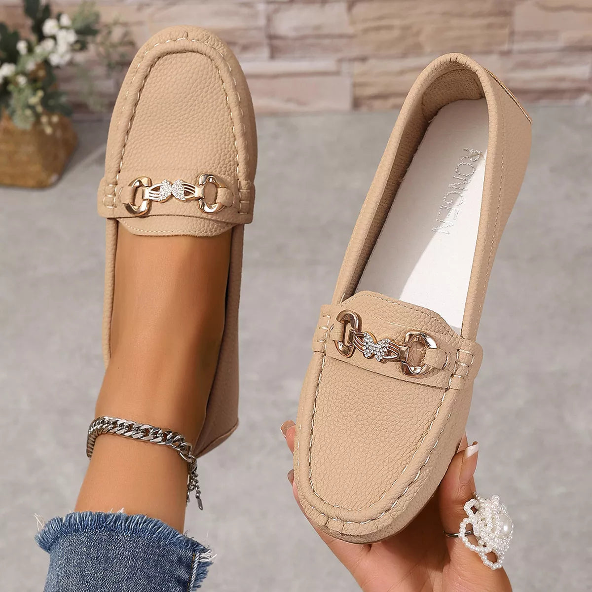 round toe slip-ons – gorgeous boots | dropsona - neutral - close-up detail