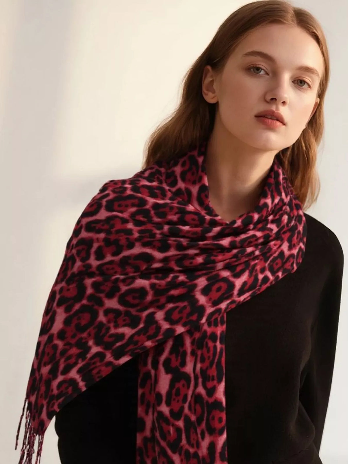leopard fringe scarf – filadelfia | dropsona polyester fiber - neutral - close-up detail