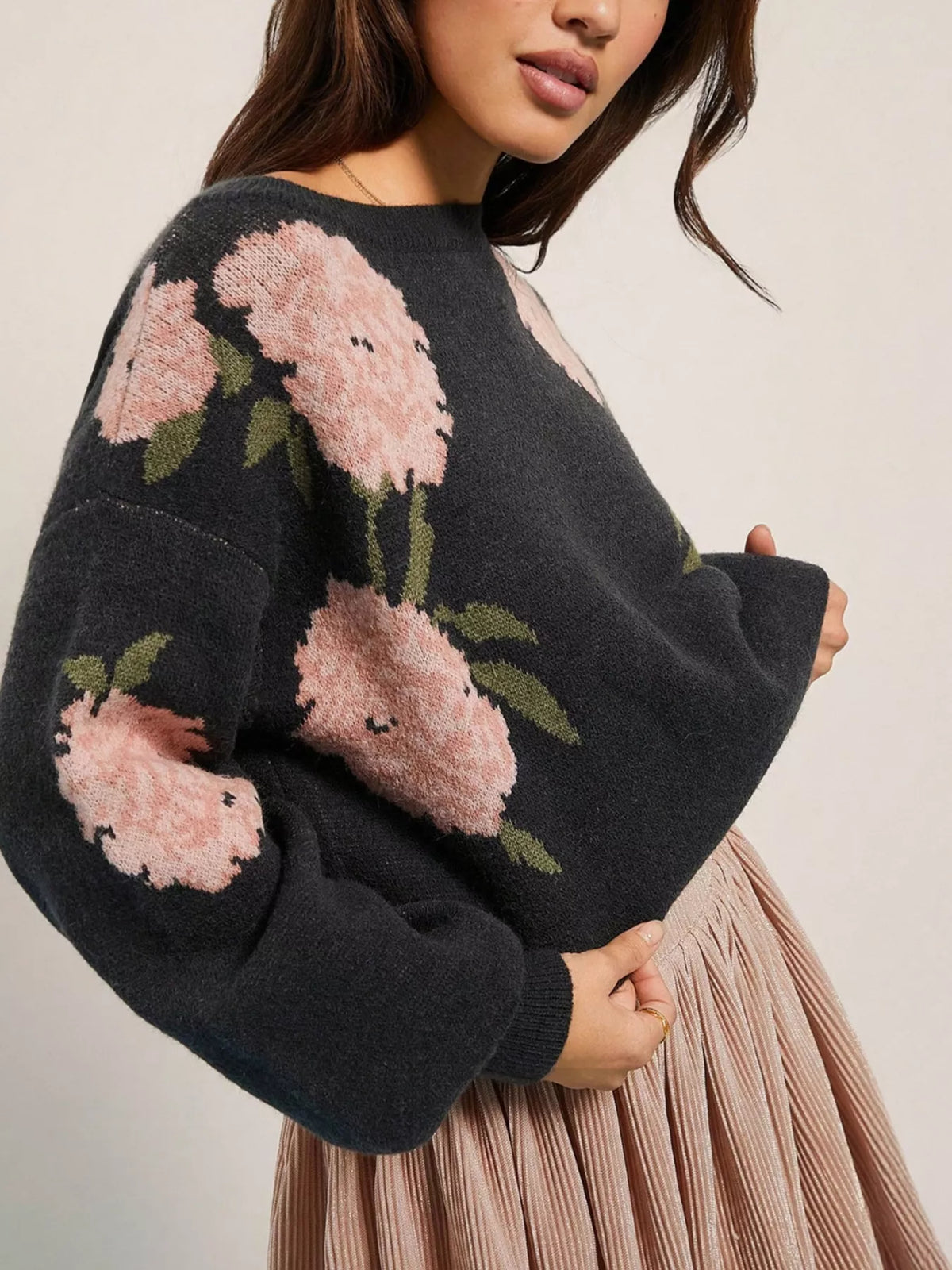 floral pattern dropped shoulder sweater – basic style | dropsona - neutral - close-up detail