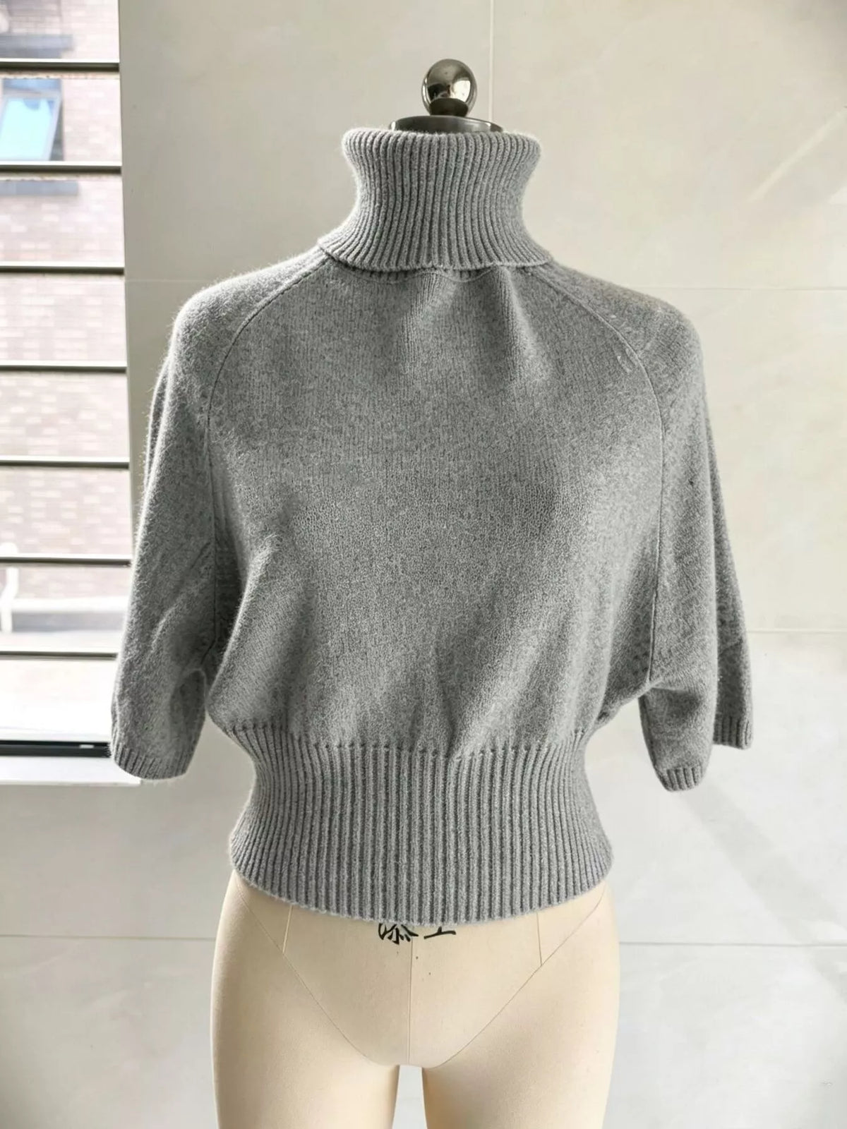 turtleneck batwing sleeve sweater – basic style | dropsona - neutral - material texture