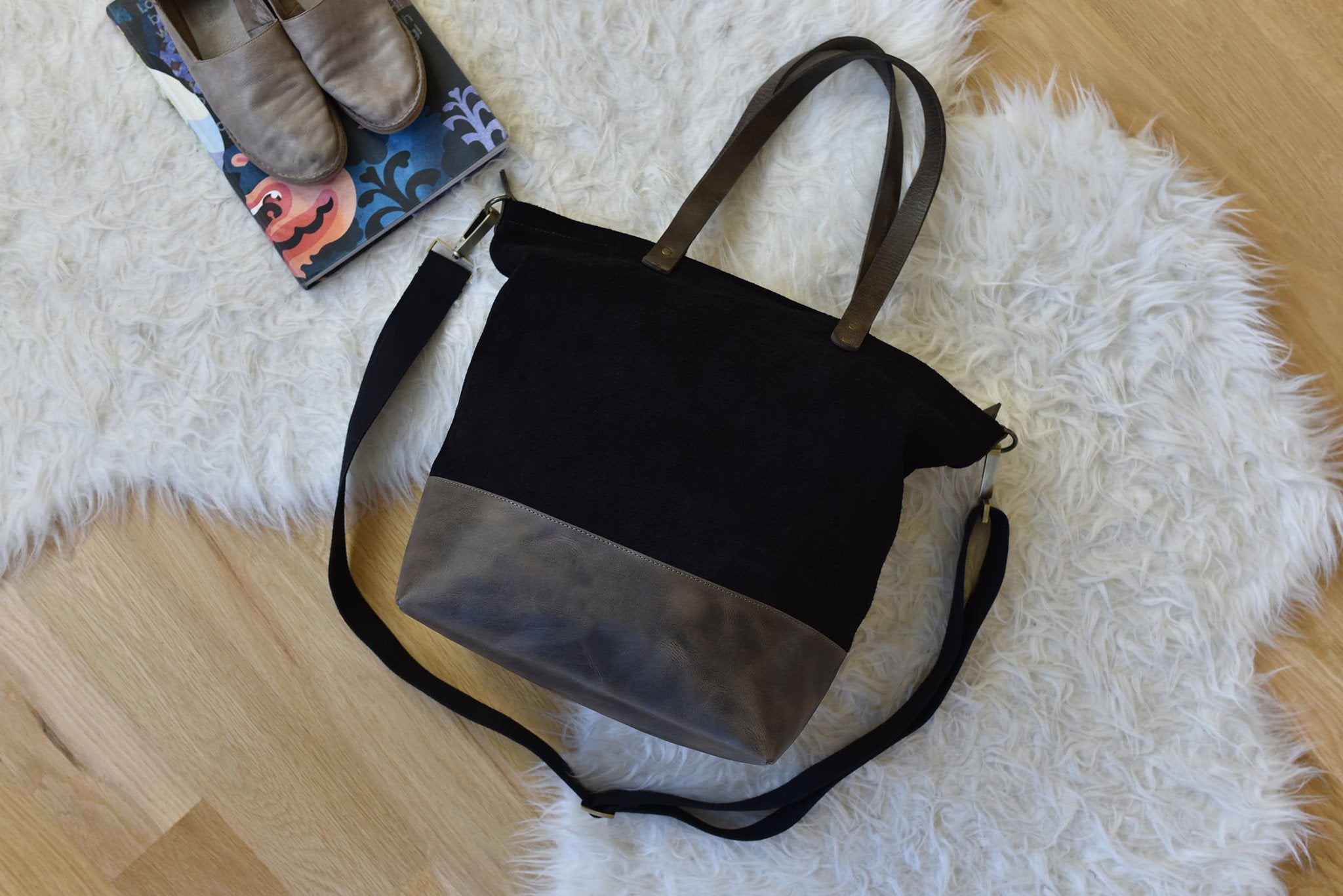 boyfriend tote canvas – genuine leather and 3 i | dropsona - neutral - close-up detail