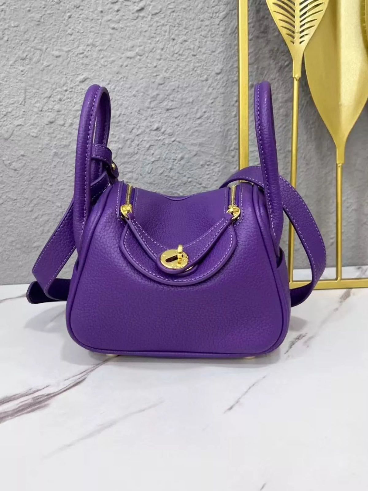 gold-tone hardware leather crossbody bag | dropsona - neutral - material texture