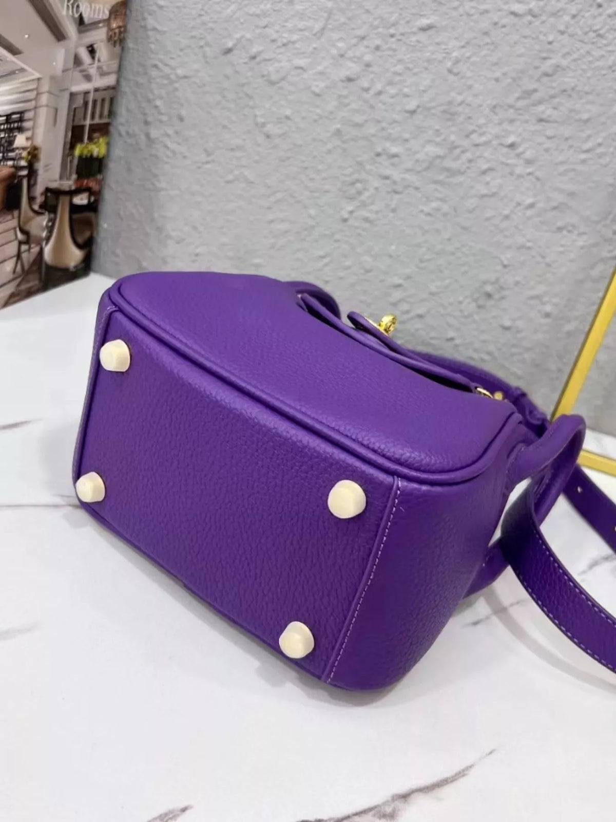gold-tone hardware leather crossbody bag | dropsona - neutral - material texture