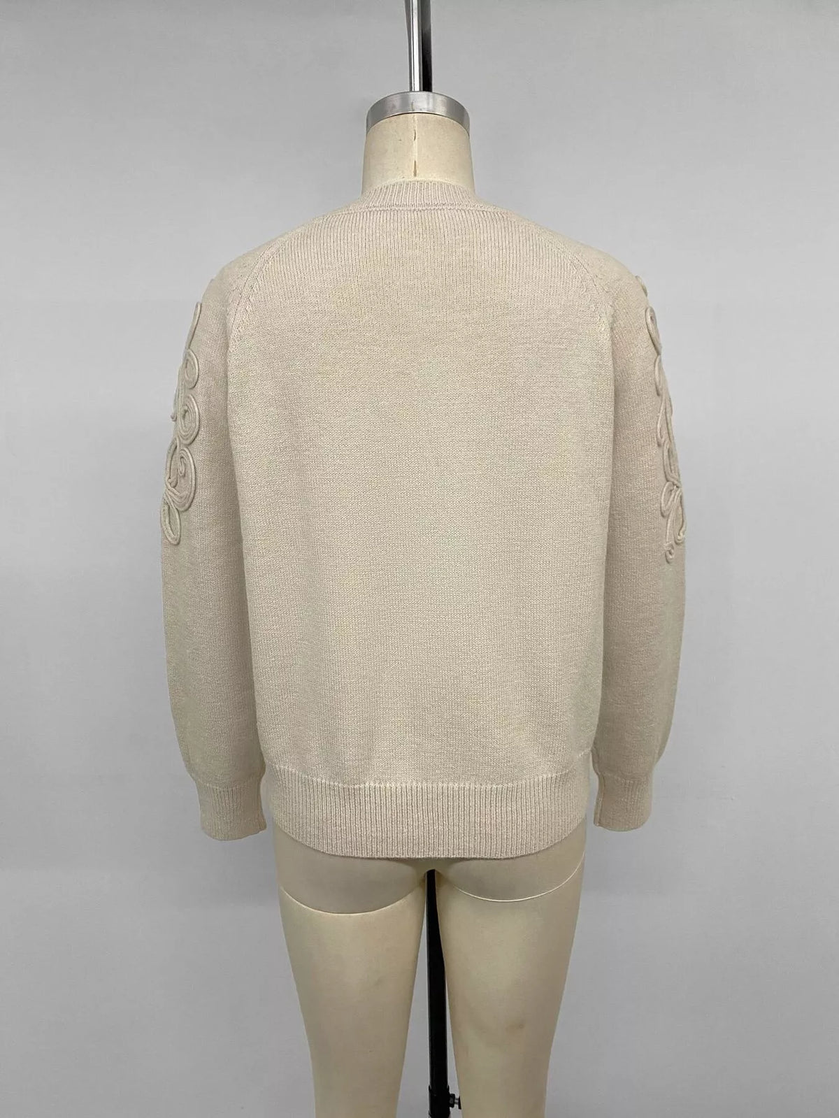floral raglan sleeve sweater – applique | dropsona - neutral - size reference