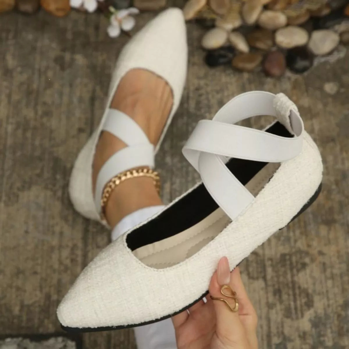 point toe slip-ons – classy ballet flats | dropsona - neutral - close-up detail