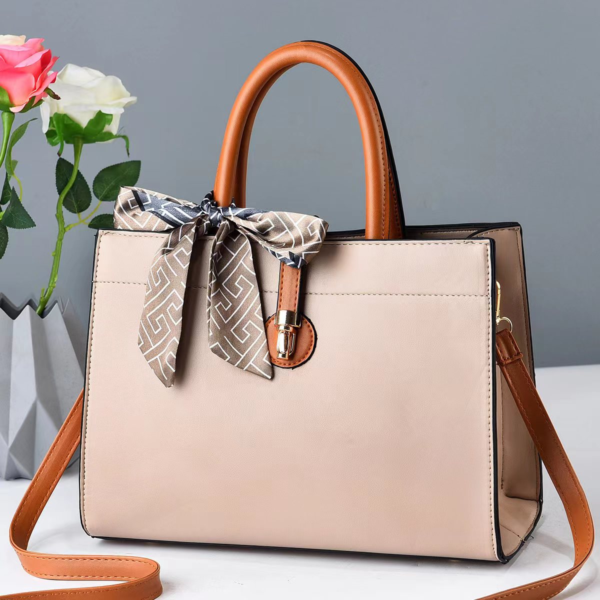trendy fashion women crossbody bag - trend shoulder ha | dropsona - neutral - close-up detail