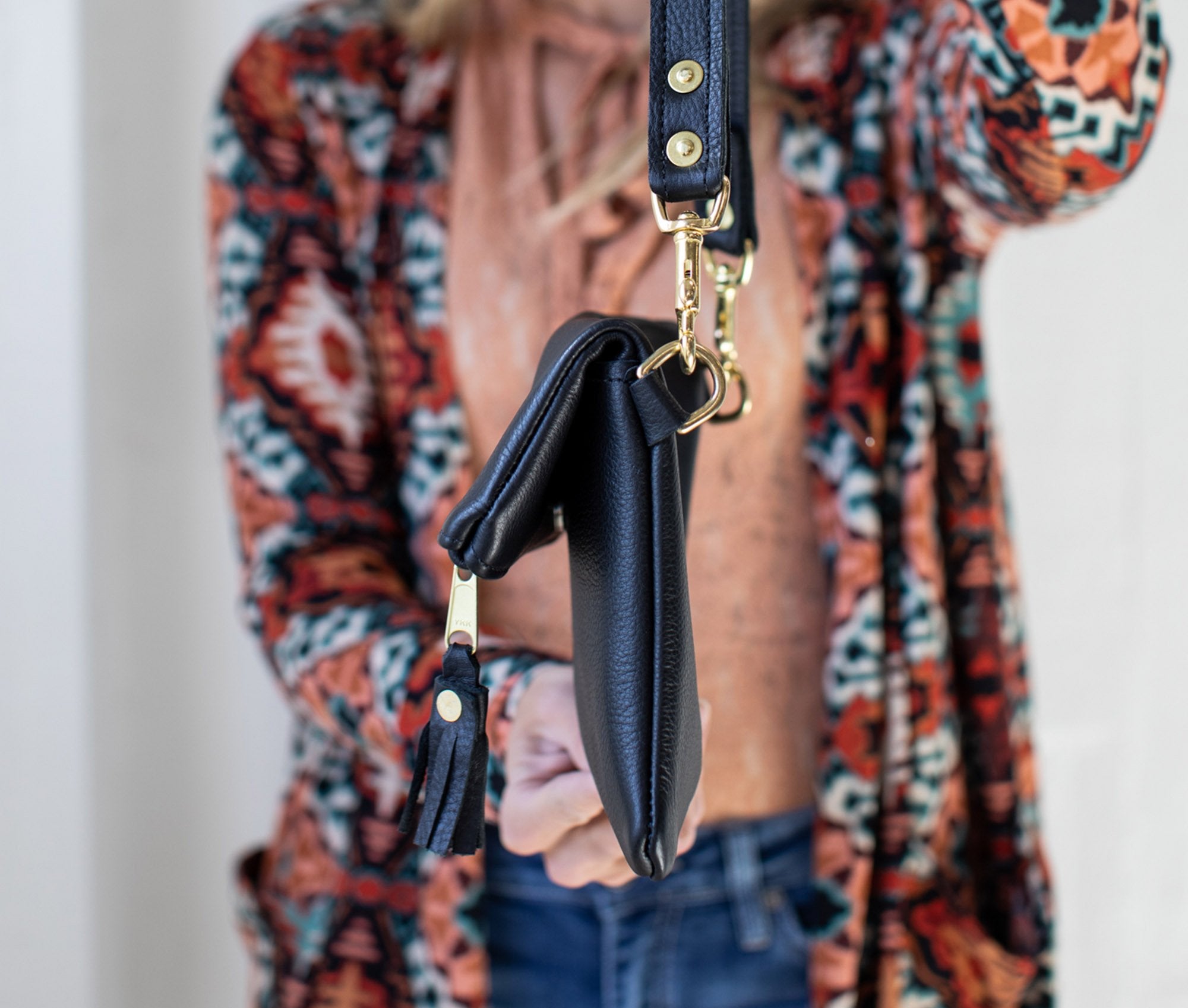 foldover crossbody clutch – our clu | dropsona - neutral - material texture