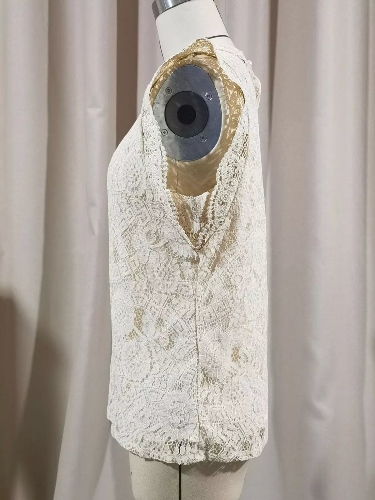 elegant floral lace sleeveless blouse with scalloped | dropsona - neutral - material texture