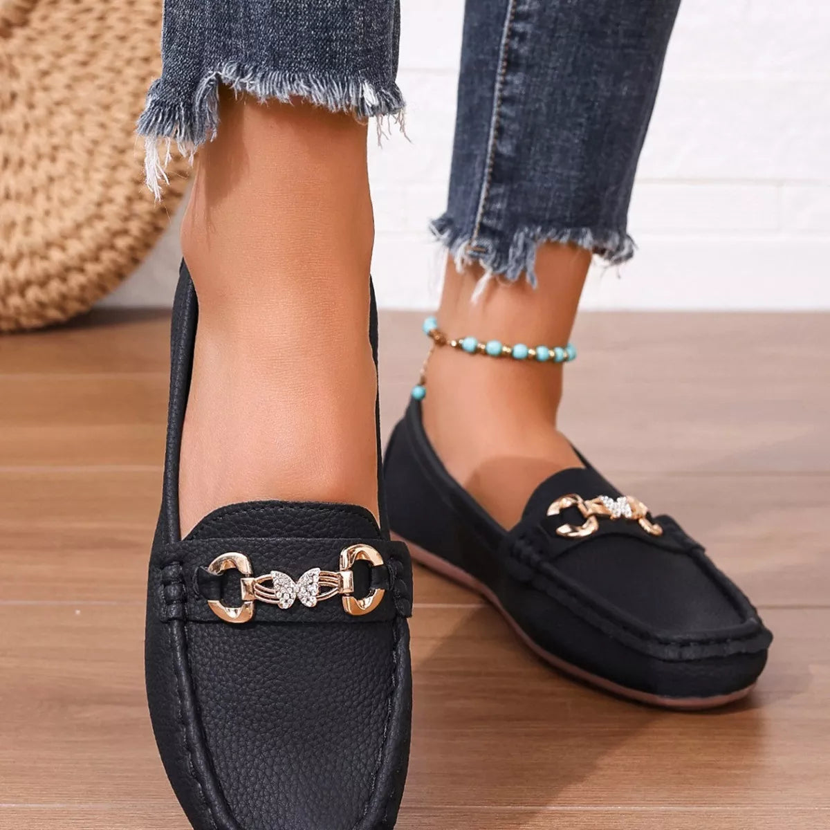round toe slip-ons – gorgeous boots | dropsona - neutral - close-up detail