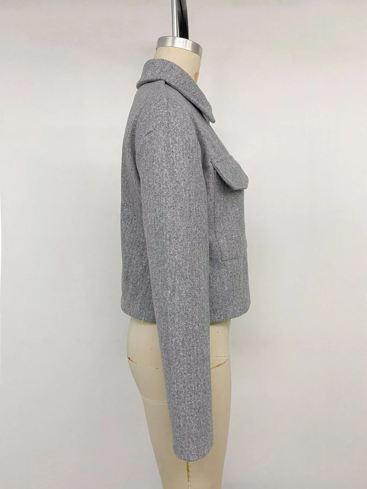 zip up cropped shacket with flap pockets – zipper | dropsona - neutral - close-up detail