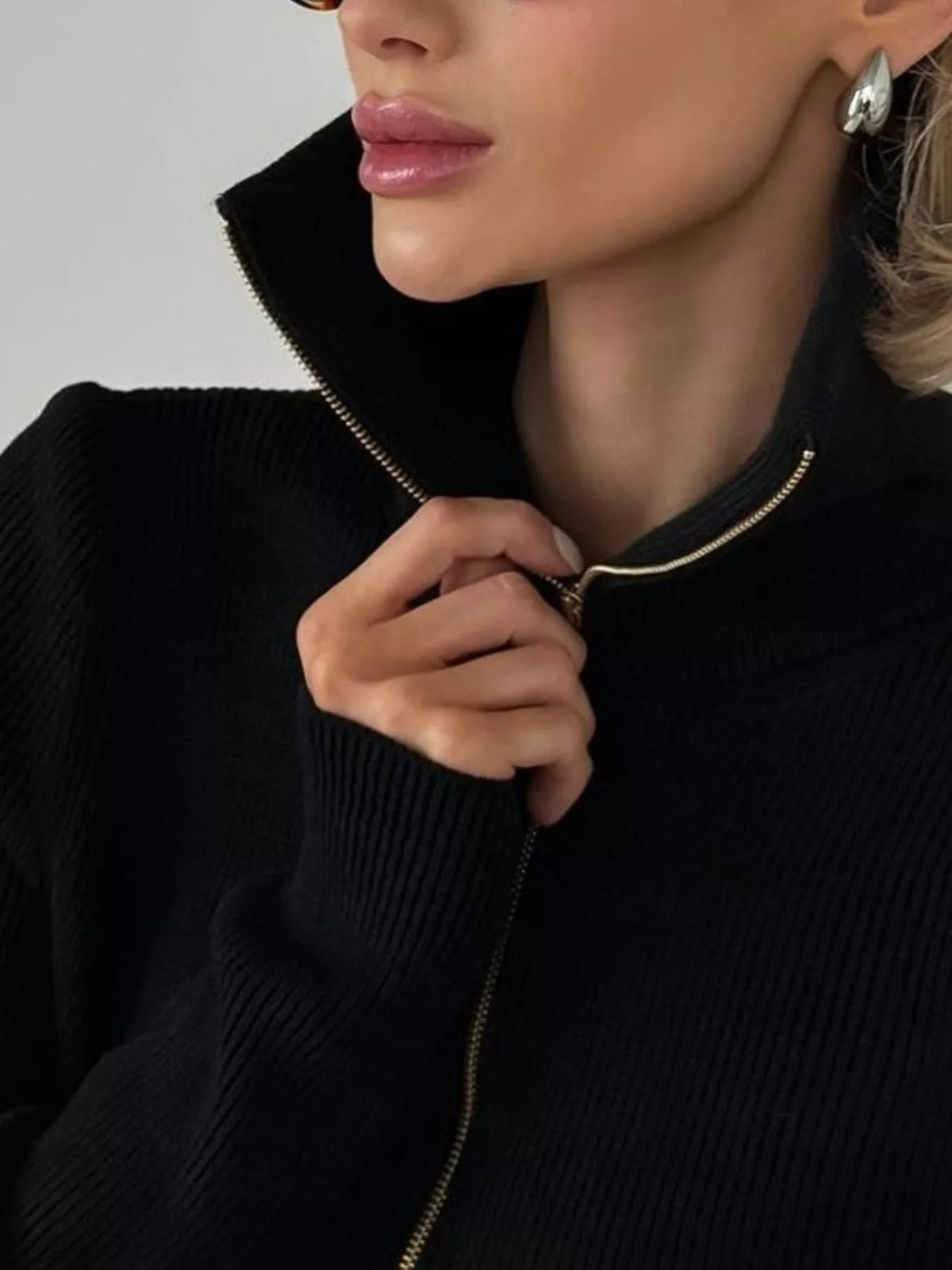 ribbed knit quarter-zip sweater – zipper | dropsona - neutral - size reference