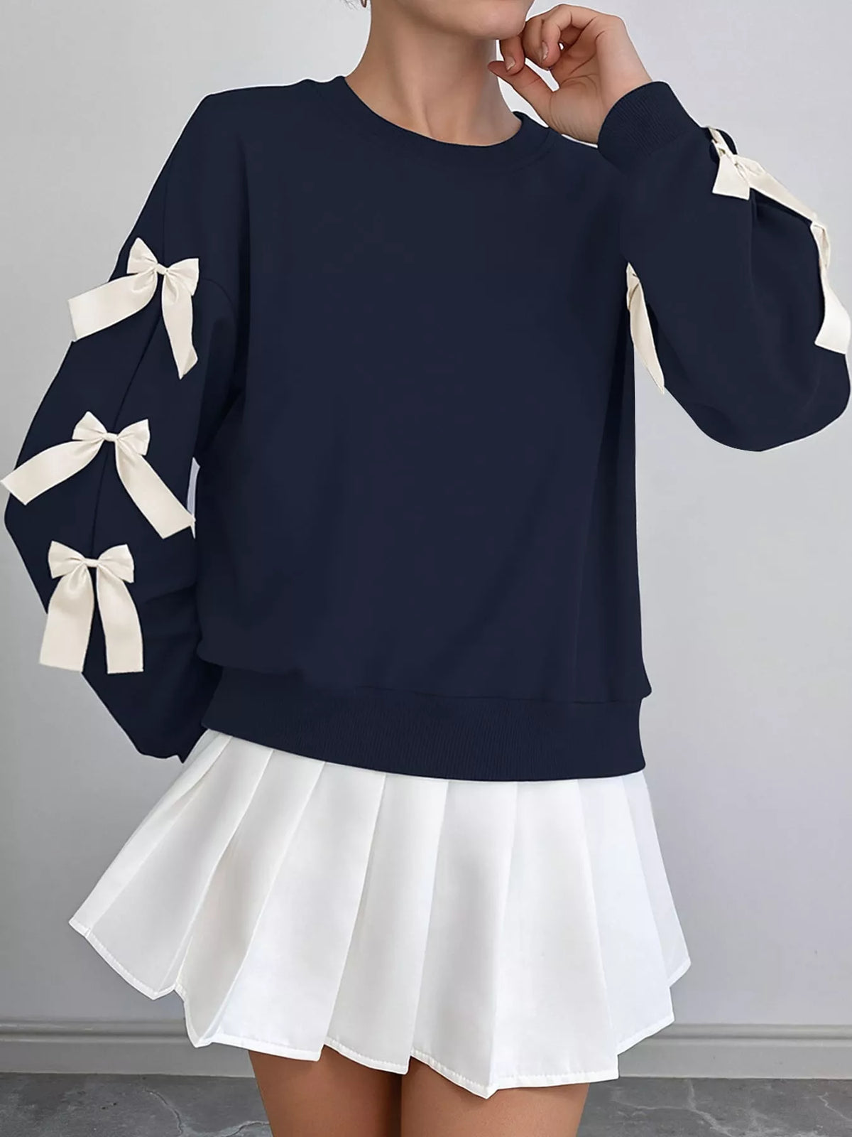 crew neck sweatshirt with decorative bow | dropsona - neutral - material texture