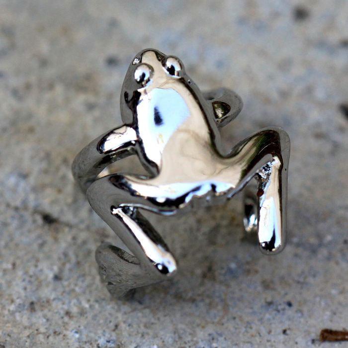 316l stainless steel tree frog fake cartilage ear cuff | dropsona - neutral - close-up detail