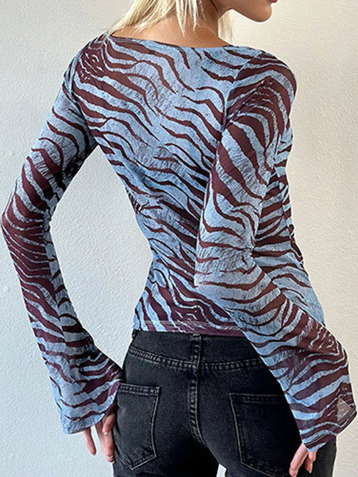 printed long sleeve slim fit t-shirt – basic style | dropsona - neutral - close-up detail