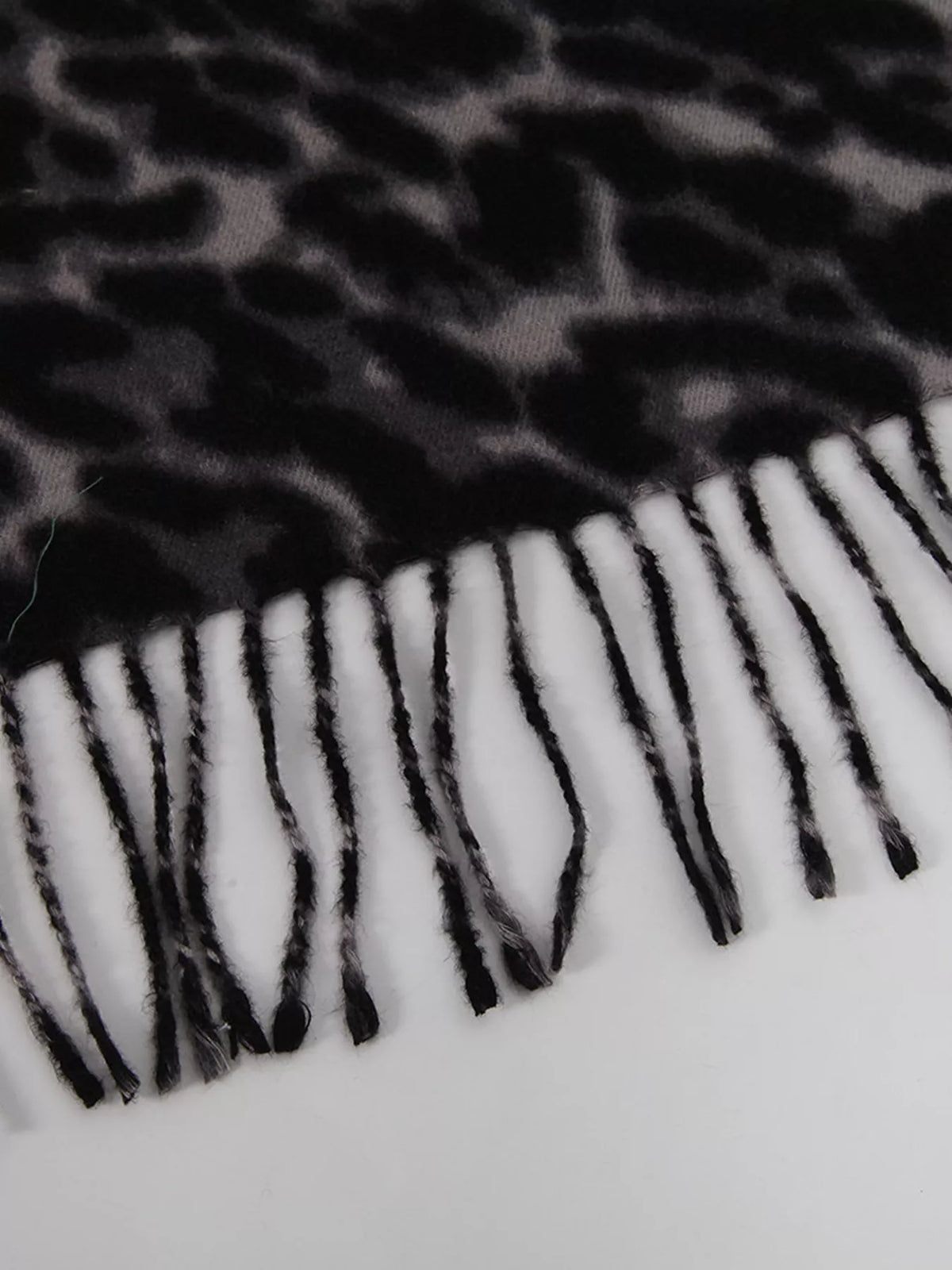leopard fringe scarf – filadelfia | dropsona polyester fiber - neutral - front view