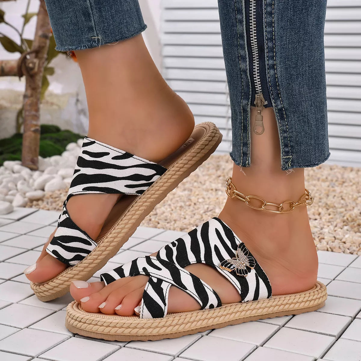toe loop flats sandals – modern steps | dropsona - neutral - close-up detail