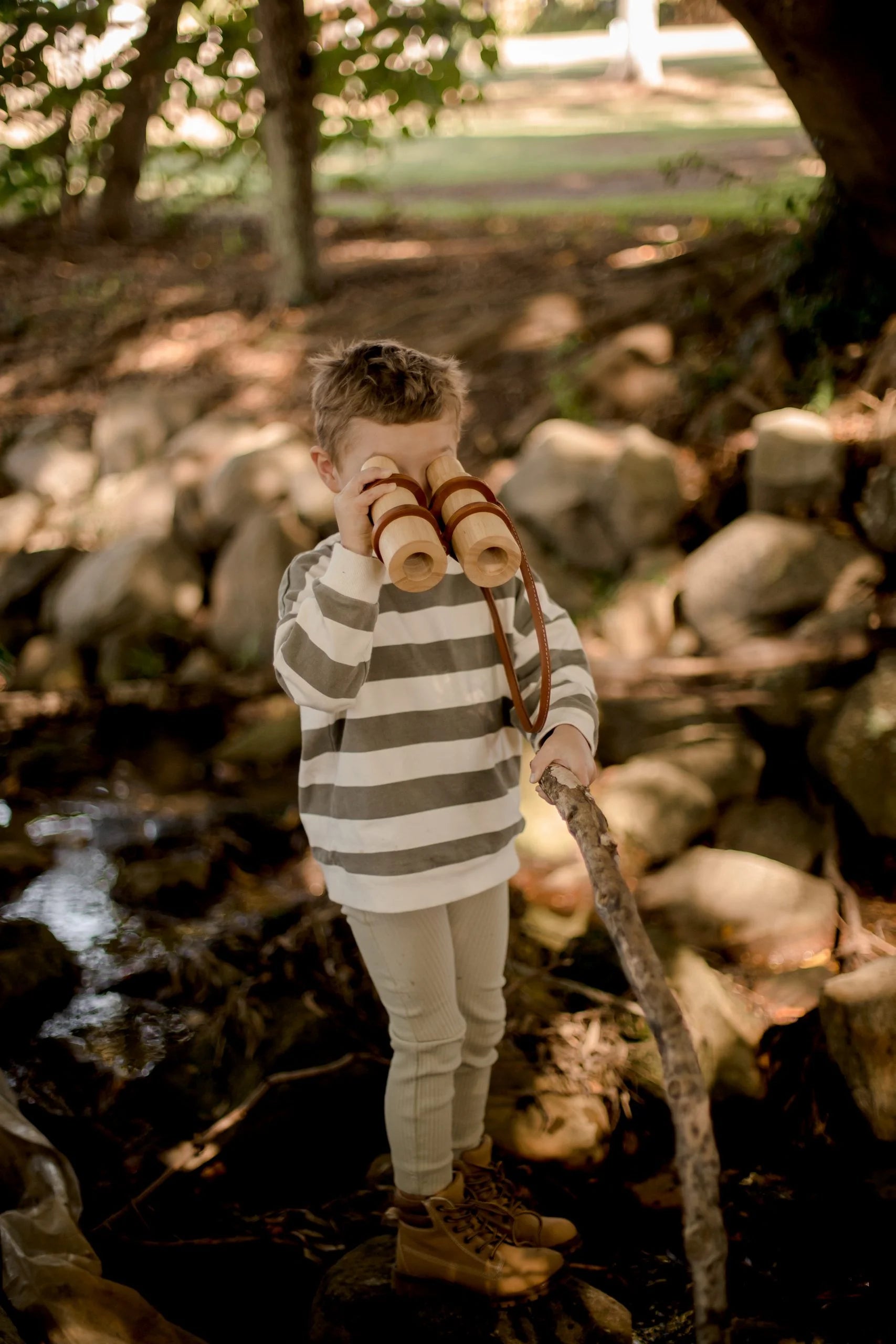 qtoys australia (usa) wooden binoculars australi | dropsona - neutral - close-up detail