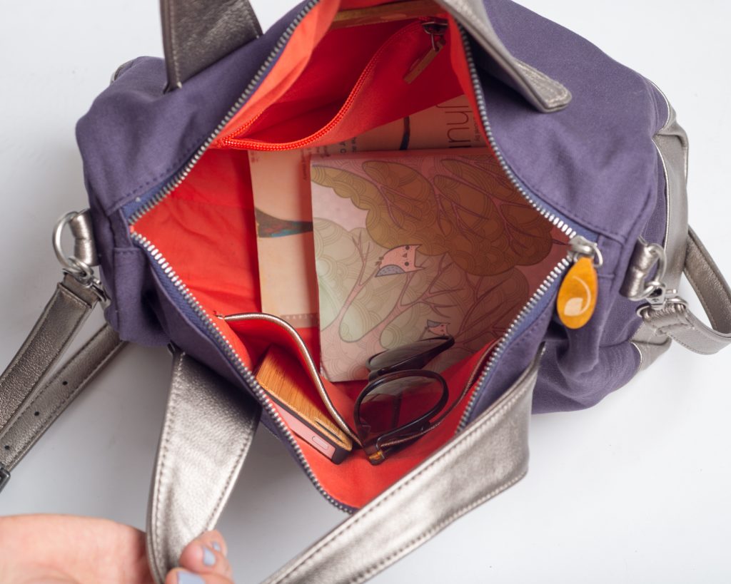 bedford crossbody messenger bag – an updated canvas me | dropsona - neutral - material texture