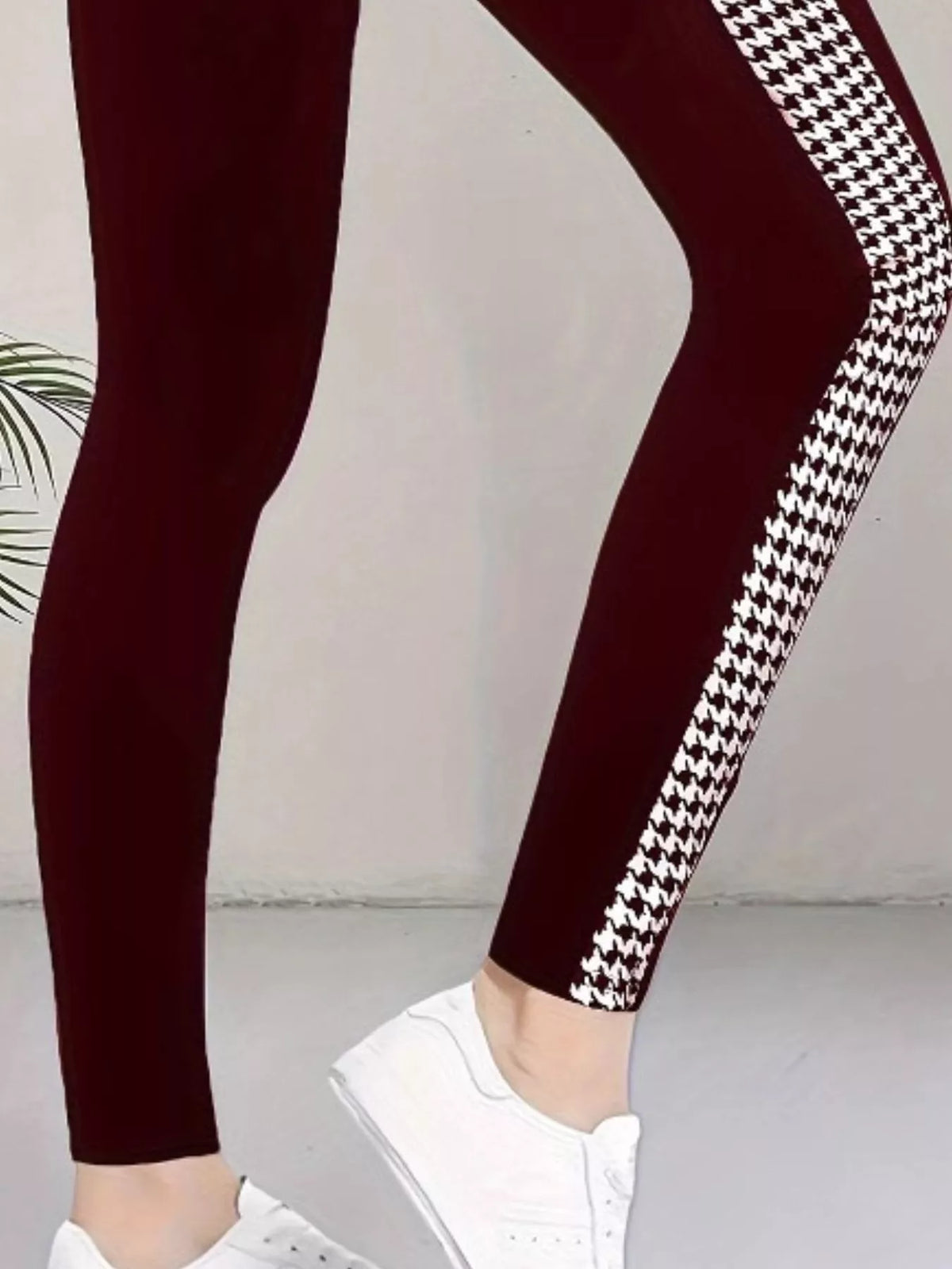 high-waisted side houndstooth active leggings | dropsona - neutral - close-up detail