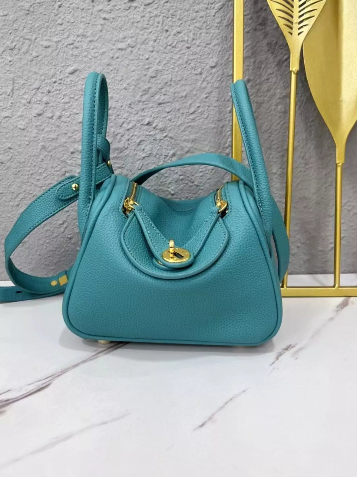 gold-tone hardware leather crossbody bag | dropsona - neutral - everyday use