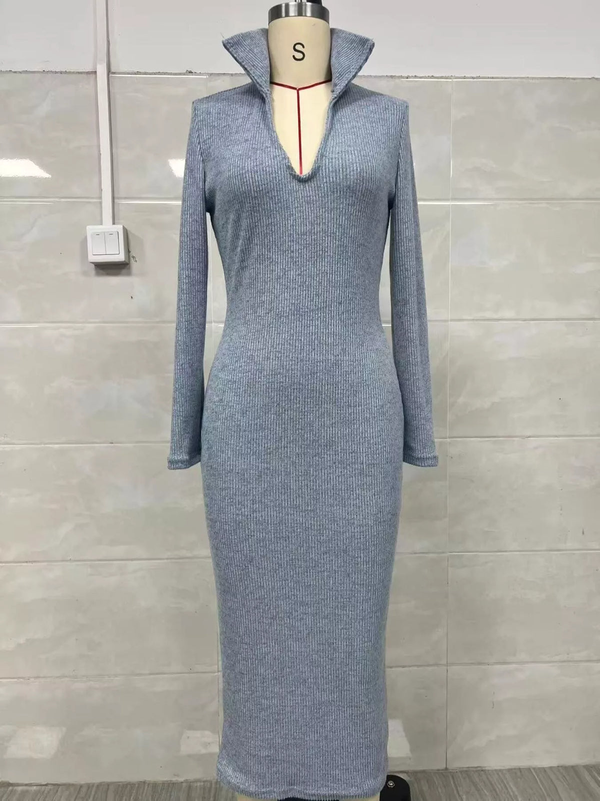 ribbed knit v-neck sweater dress – basic style | dropsona - neutral - close-up detail